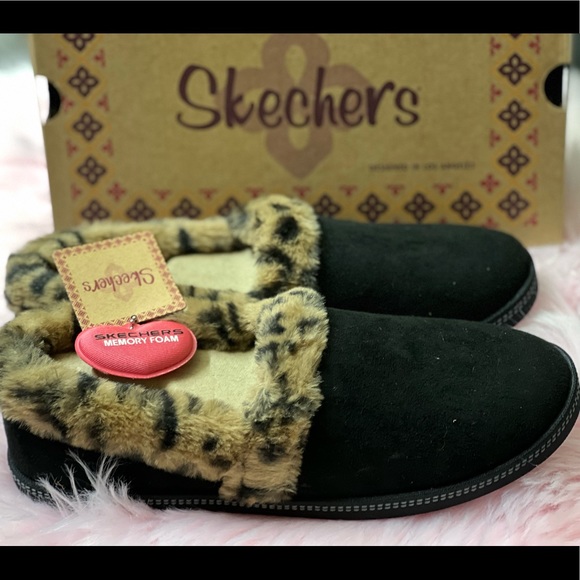 New Skechers Women's Cozy Campfire-Frisky Gal-Microfiber Slipper with Faux Fur - Picture 3 of 7